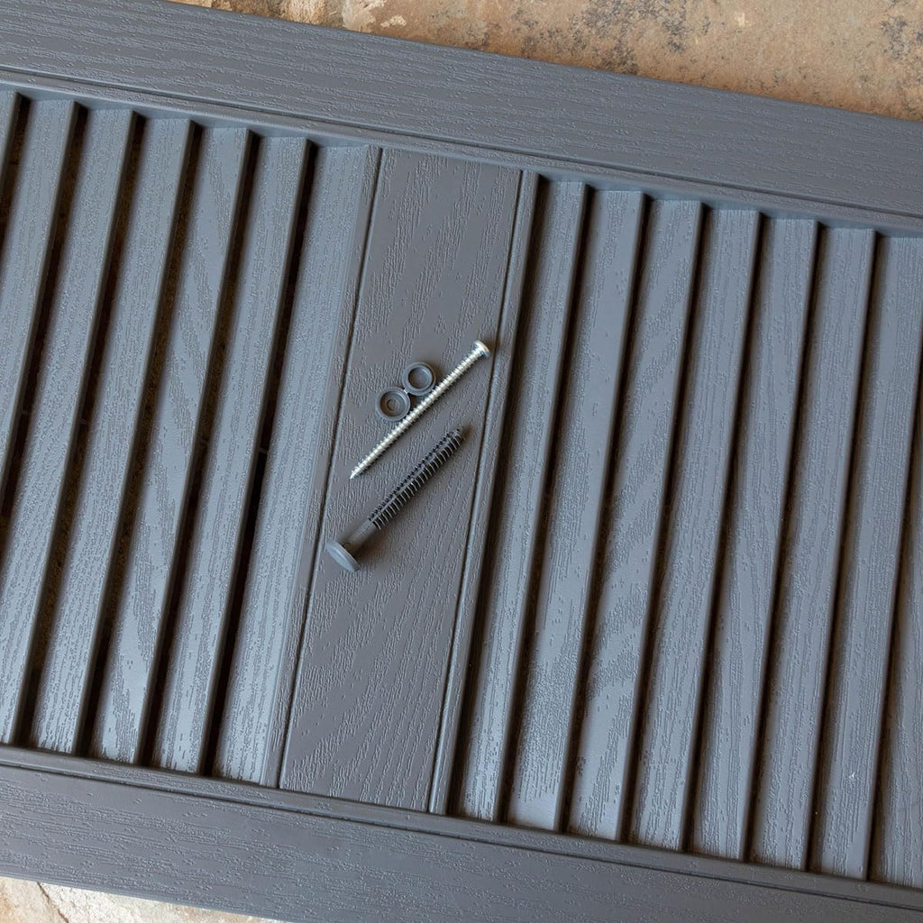 Builders Edge 070120059471 Venezianas de Vinil Padrão Três Espaçadas, Board-n-Batten, Inclui Espigões de Instalação Correspondentes (Por Par), 59 pol. A, Cedro Tratado 471