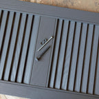 Builders Edge 070120059471 Venezianas de Vinil Padrão Três Espaçadas, Board-n-Batten, Inclui Espigões de Instalação Correspondentes (Por Par), 59 pol. A, Cedro Tratado 471