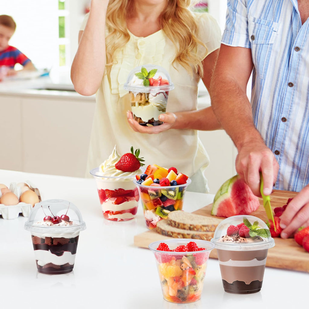 Lamosi 100 szt. 9 oz przezroczystych plastikowych kubków z pokrywkami, jednorazowe kubki z kopułkowymi pokrywkami, idealne do lodów, zimnych napojów, owoców, deserów, jogurtów parfait