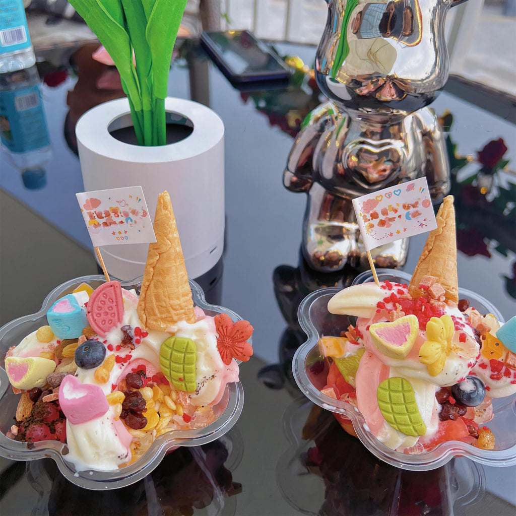 Legredic 50 Stück 8oz Plastik-Dessertbecher mit Löffeln, klare, blumenförmige Eisschalen, Party-Sundae-Servierschalen, Parfait-Vorspeisenbecher für Eis, Nüsse und Salat