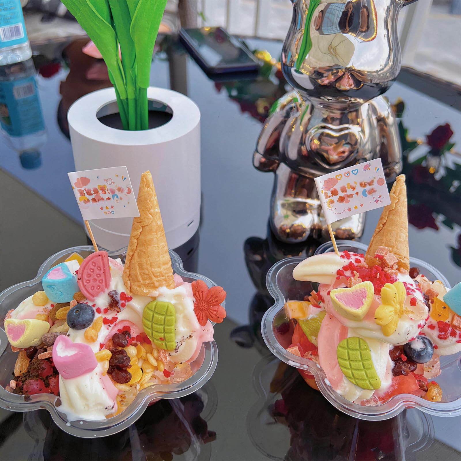 Legredic 50 Stück 8oz Plastik-Dessertbecher mit Löffeln, klare, blumenförmige Eisschalen, Party-Sundae-Servierschalen, Parfait-Vorspeisenbecher für Eis, Nüsse und Salat