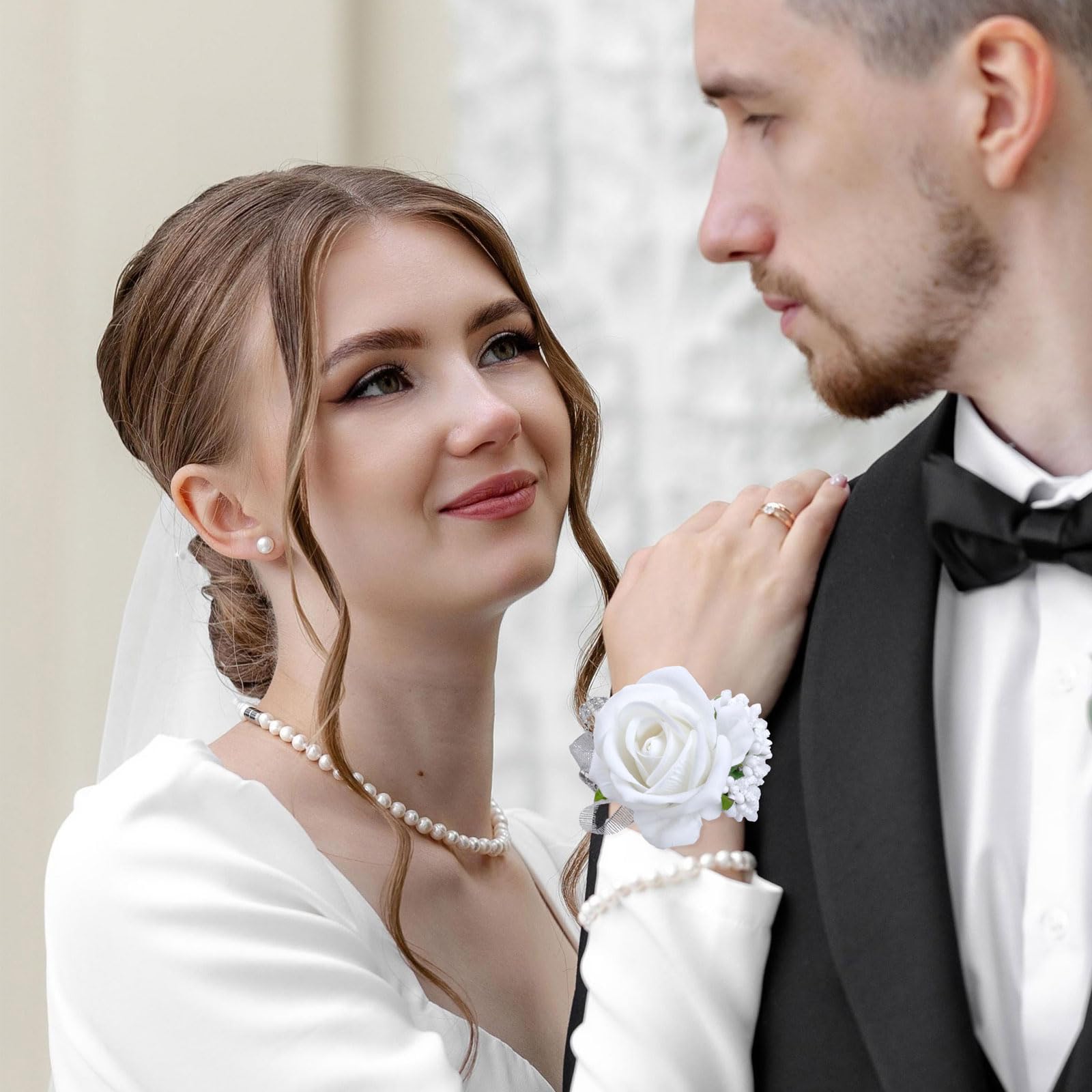 ست 2 عددی گل رز سفید و گل سینه، بند مچ دست گل برای تزئینات جشن فارغ‌التحصیلی، گل سینه مصنوعی برای آقایان، لوازم جانبی گل لباس مهمانی عروسی