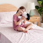 Zestaw pościeli Berkshire Blanket Peanuts® dla dzieci, rozmiar pełny - 4 części, Peanuts® mini pozy i łapy szare, urocze postacie Snoopy nadrukowane na miękkich mikrofibrowych prześcieradłach