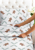 Komplet pościeli King Christmas Tree - Świąteczny wzór Xmas na lnie - Głębokie kieszenie - Dopasowany krój - 4 części - Bez zagnieceń - Wygodna i chłodząca świąteczna pościel zimowa - Łatwa w pielęgnacji - Przyjazna dzieciom