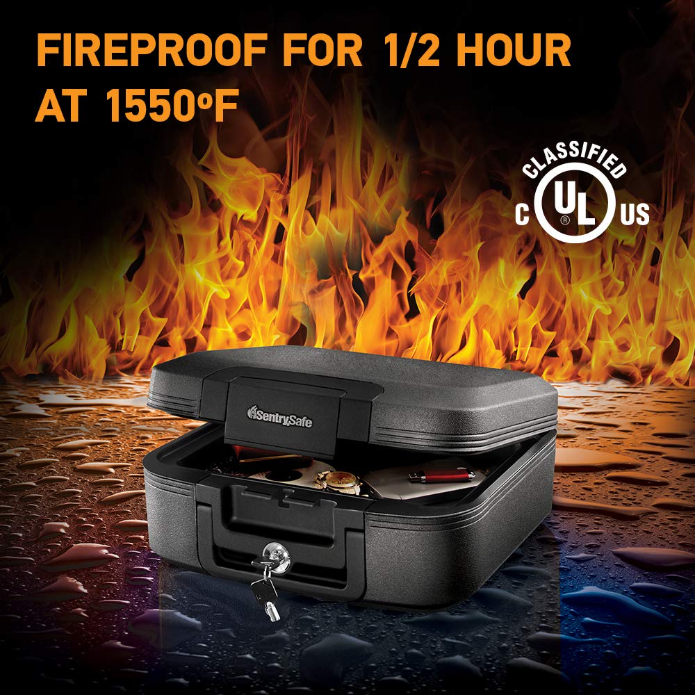 SentrySafe Grigio Carbone Cassaforte Ignifuga e Impermeabile con Serratura a Chiave, Baule Portatile per Denaro, Passaporto, 0.28 Piedi Cubici, 6.6 x 15.4 x 14.3 Pollici, CHW20221