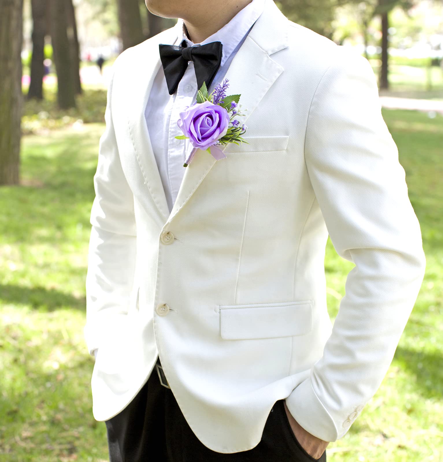 Floinla lilla corsage- og boutonnièresæt til bryllup og prom, kunstige blomster armbåndscorsager, hjemkomstcorsage armbånd, boutonnière til mænds bryllupsjakkesæt dekorationer