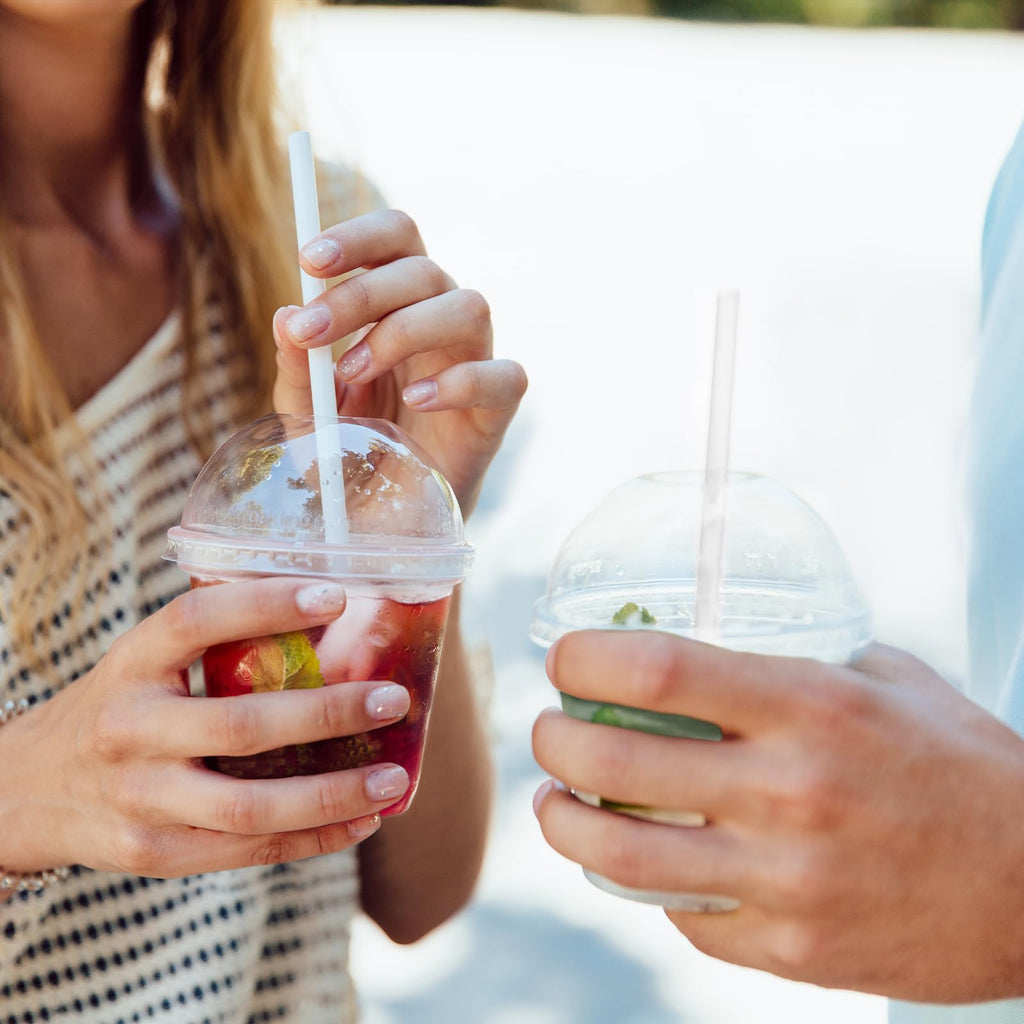 Lamosi 100 szt. 9 oz przezroczystych plastikowych kubków z pokrywkami, jednorazowe kubki z kopułkowymi pokrywkami, idealne do lodów, zimnych napojów, owoców, deserów, jogurtów parfait