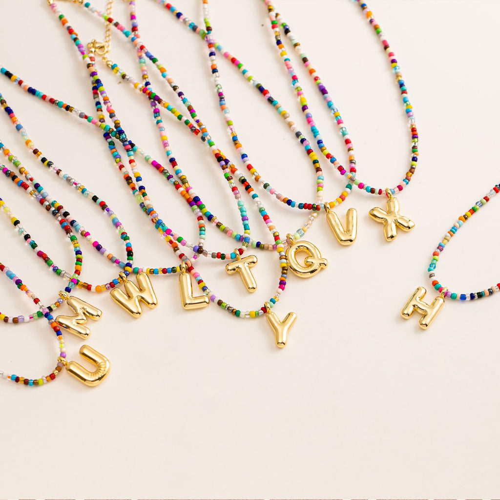 Colliers initiaux colorés VRIUA pour femmes – Collier lettre bulle A Collier fait main perlé Colliers délicats d'été pour la plage Colliers bohèmes pour femmes Collier ras du cou mignon tendance bijoux