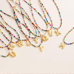 Colliers initiaux colorés VRIUA pour femmes – Collier lettre bulle A Collier fait main perlé Colliers délicats d'été pour la plage Colliers bohèmes pour femmes Collier ras du cou mignon tendance bijoux