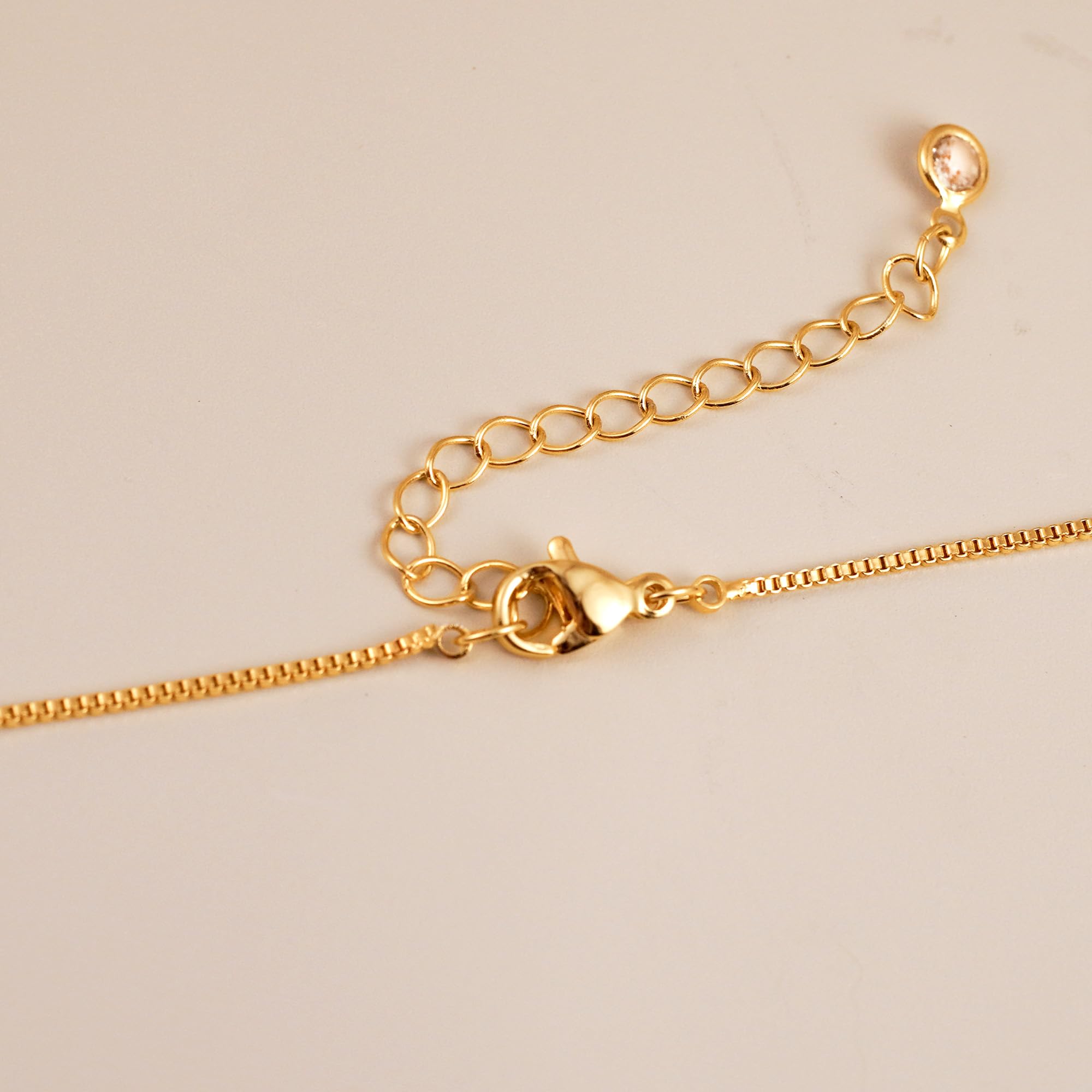 Lisitine Bubble Initial Halsketten Zarte goldene Buchstaben-Halskette 14K vergoldet Niedliche Namens-Choker-Halsketten für Frauen Trendiger goldener personalisierter Schmuck Geschenk für Frauen