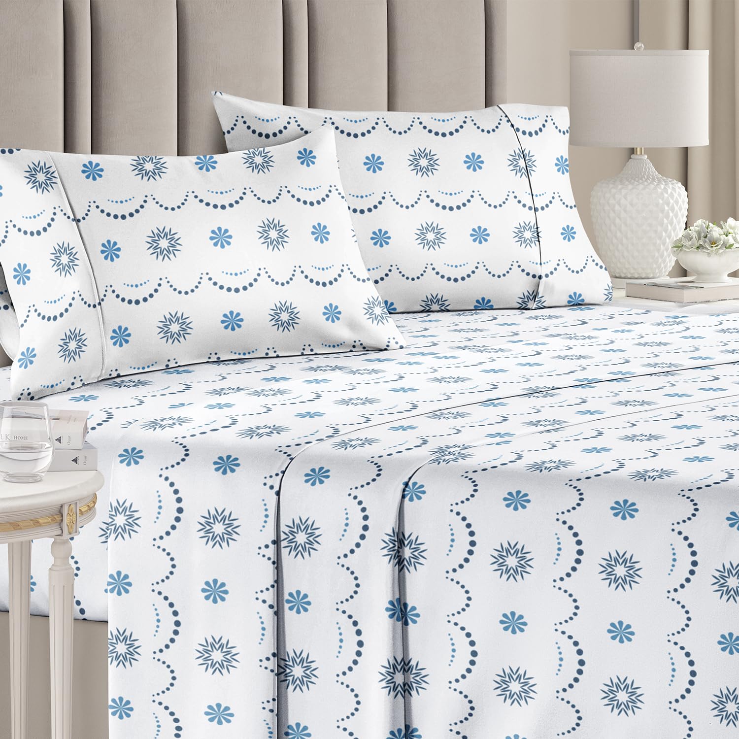 Komplet pościeli King Christmas Tree - Świąteczny wzór Xmas na lnie - Głębokie kieszenie - Dopasowany krój - 4 części - Bez zagnieceń - Wygodna i chłodząca świąteczna pościel zimowa - Łatwa w pielęgnacji - Przyjazna dzieciom