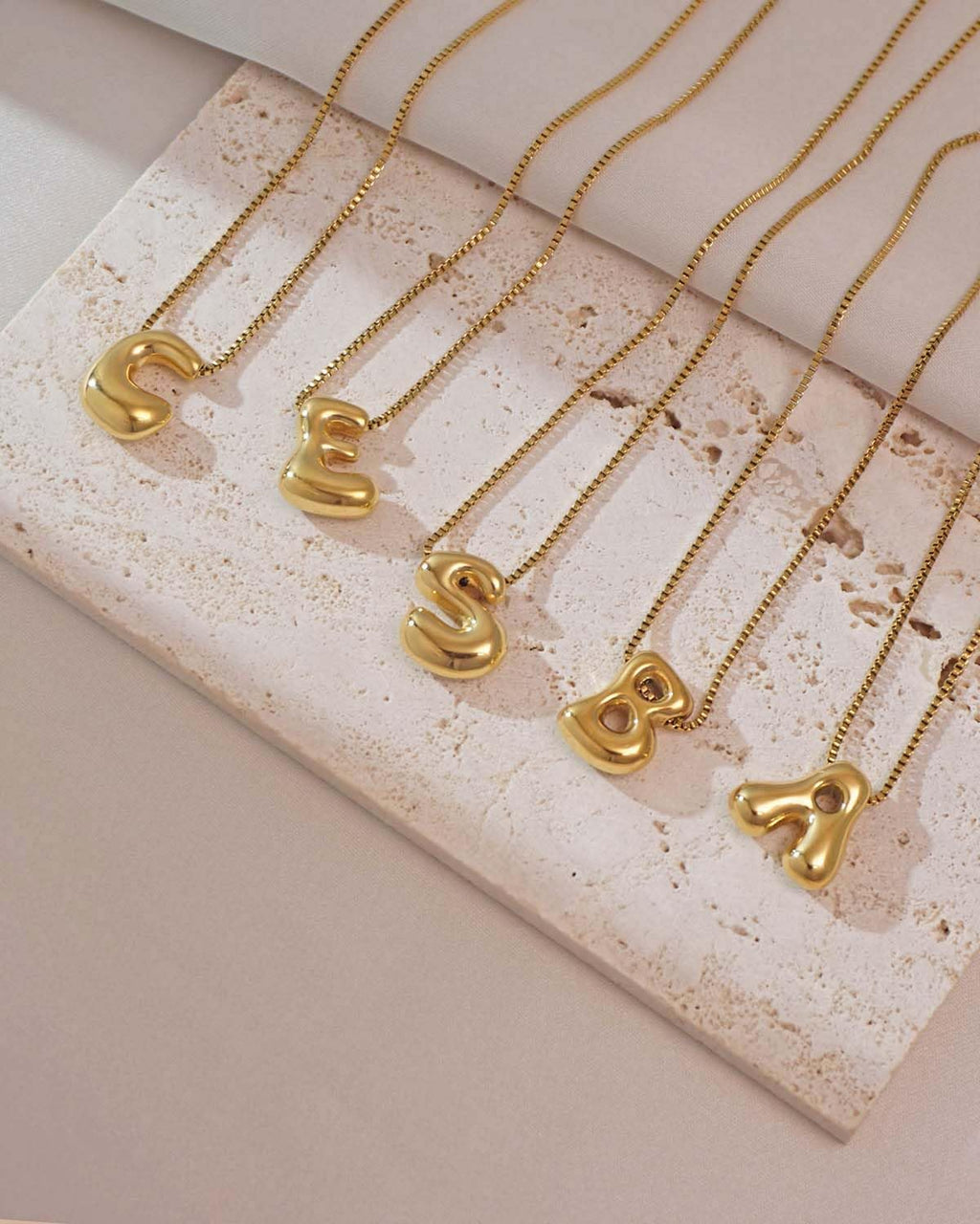 NEXIULT Bubble Letter Halskette 18K vergoldete Ballon A-Z Initial Halskette für Frauen, trendige Buchstabenanhänger Choker Halskette zierlicher Schmuck Geschenk (K, Gold Box Kette)