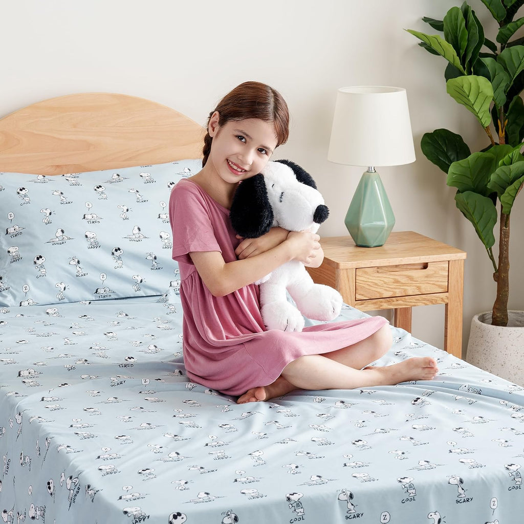 Zestaw pościeli Berkshire Blanket Peanuts® dla dzieci, rozmiar pełny - 4 części, Peanuts® mini pozy i łapy szare, urocze postacie Snoopy nadrukowane na miękkich mikrofibrowych prześcieradłach
