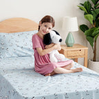 Zestaw pościeli Berkshire Blanket Peanuts® dla dzieci, rozmiar pełny - 4 części, Peanuts® mini pozy i łapy szare, urocze postacie Snoopy nadrukowane na miękkich mikrofibrowych prześcieradłach