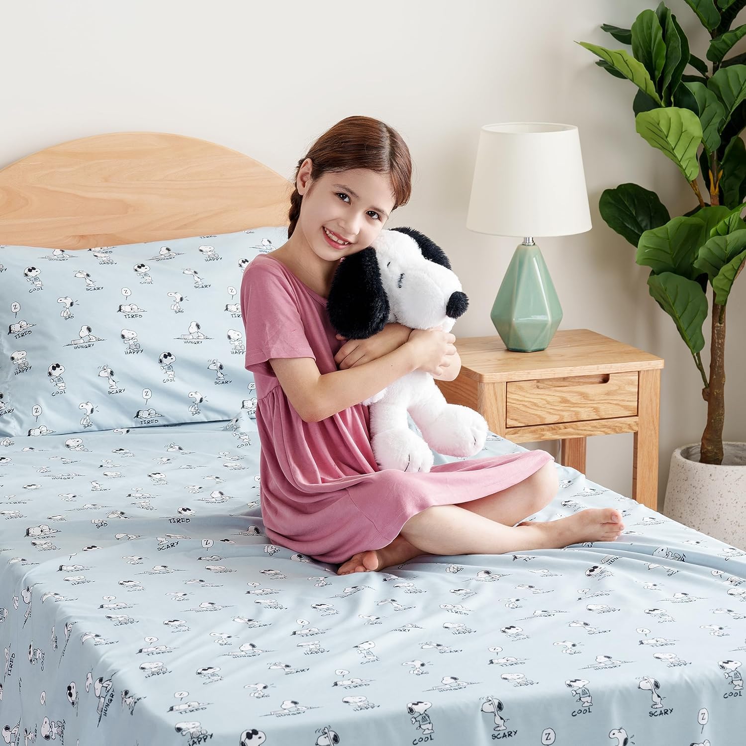 Zestaw pościeli Berkshire Blanket Peanuts® dla dzieci, rozmiar pełny - 4 części, Peanuts® mini pozy i łapy szare, urocze postacie Snoopy nadrukowane na miękkich mikrofibrowych prześcieradłach
