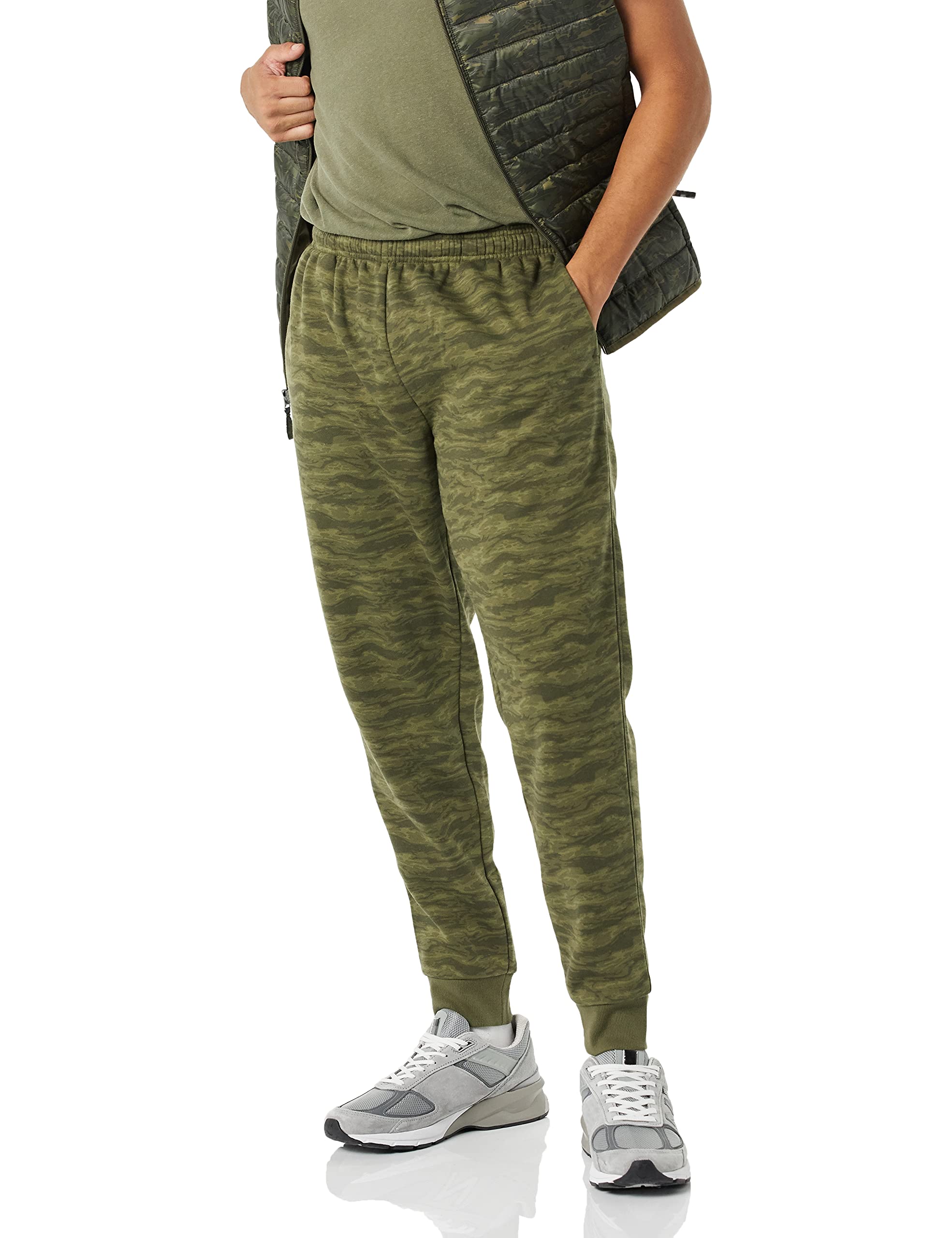 Amazon Essentials Men's Joggers Sweatpants, Fleece, Olive Camo, Large, Comfortable Fit