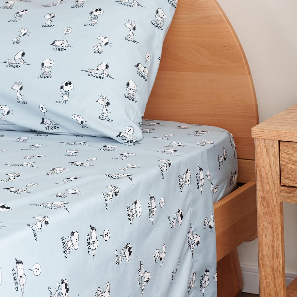 Zestaw pościeli Berkshire Blanket Peanuts® dla dzieci, rozmiar pełny - 4 części, Peanuts® mini pozy i łapy szare, urocze postacie Snoopy nadrukowane na miękkich mikrofibrowych prześcieradłach