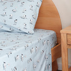 Zestaw pościeli Berkshire Blanket Peanuts® dla dzieci, rozmiar pełny - 4 części, Peanuts® mini pozy i łapy szare, urocze postacie Snoopy nadrukowane na miękkich mikrofibrowych prześcieradłach