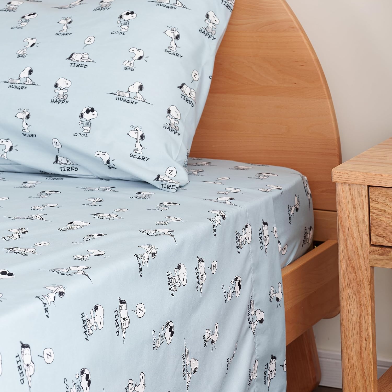 Zestaw pościeli Berkshire Blanket Peanuts® dla dzieci, rozmiar pełny - 4 części, Peanuts® mini pozy i łapy szare, urocze postacie Snoopy nadrukowane na miękkich mikrofibrowych prześcieradłach