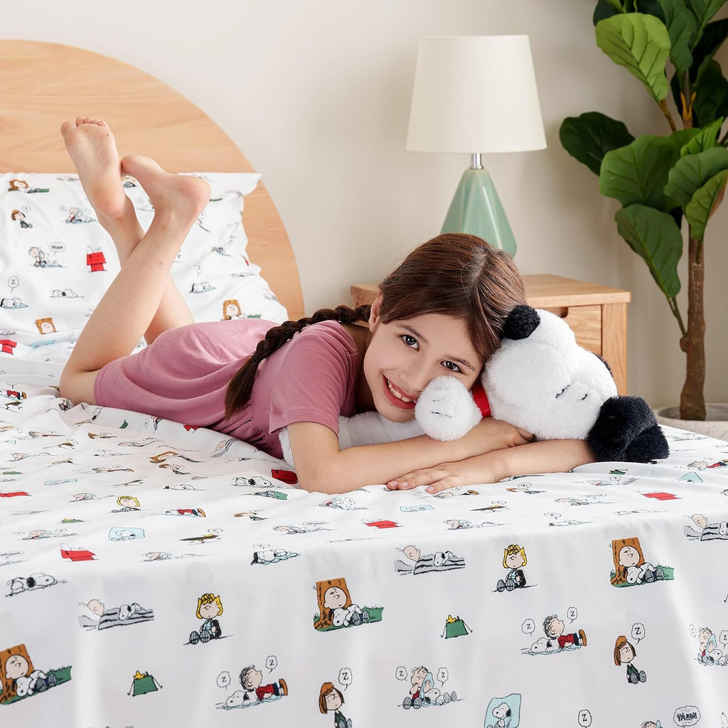 Zestaw pościeli Berkshire Blanket Peanuts® dla dzieci, rozmiar pełny - 4 części, Peanuts® mini pozy i łapy szare, urocze postacie Snoopy nadrukowane na miękkich mikrofibrowych prześcieradłach