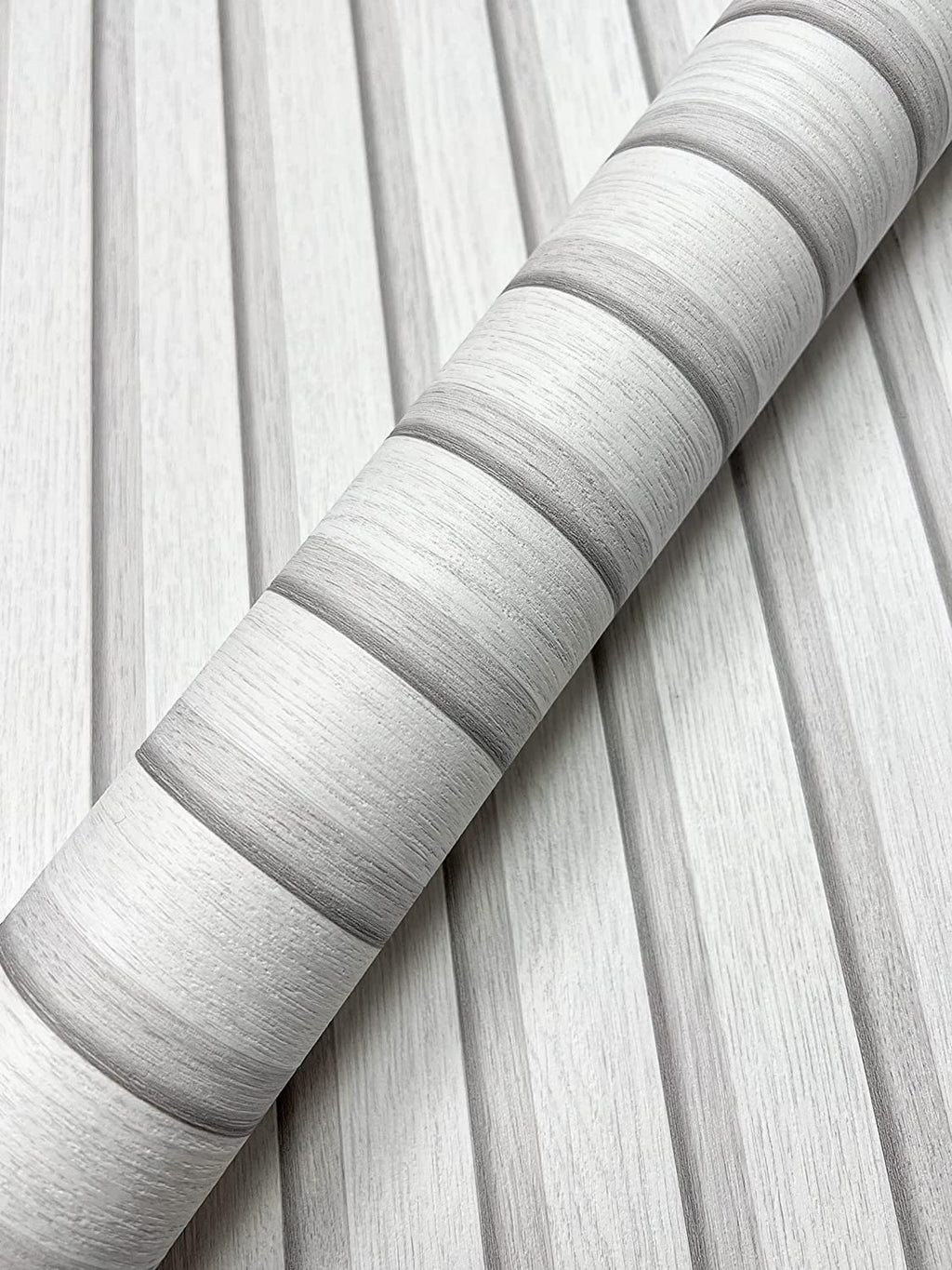 کاغذ دیواری NEWROOM بدون بافت - چسب دیوار - آسان برای جدا کردن - پانل‌های چوبی سفید خاکستری کم‌رنگ - 21 اینچ در 32.97 فوت (57.5 فوت مربع) - ساخت آلمان