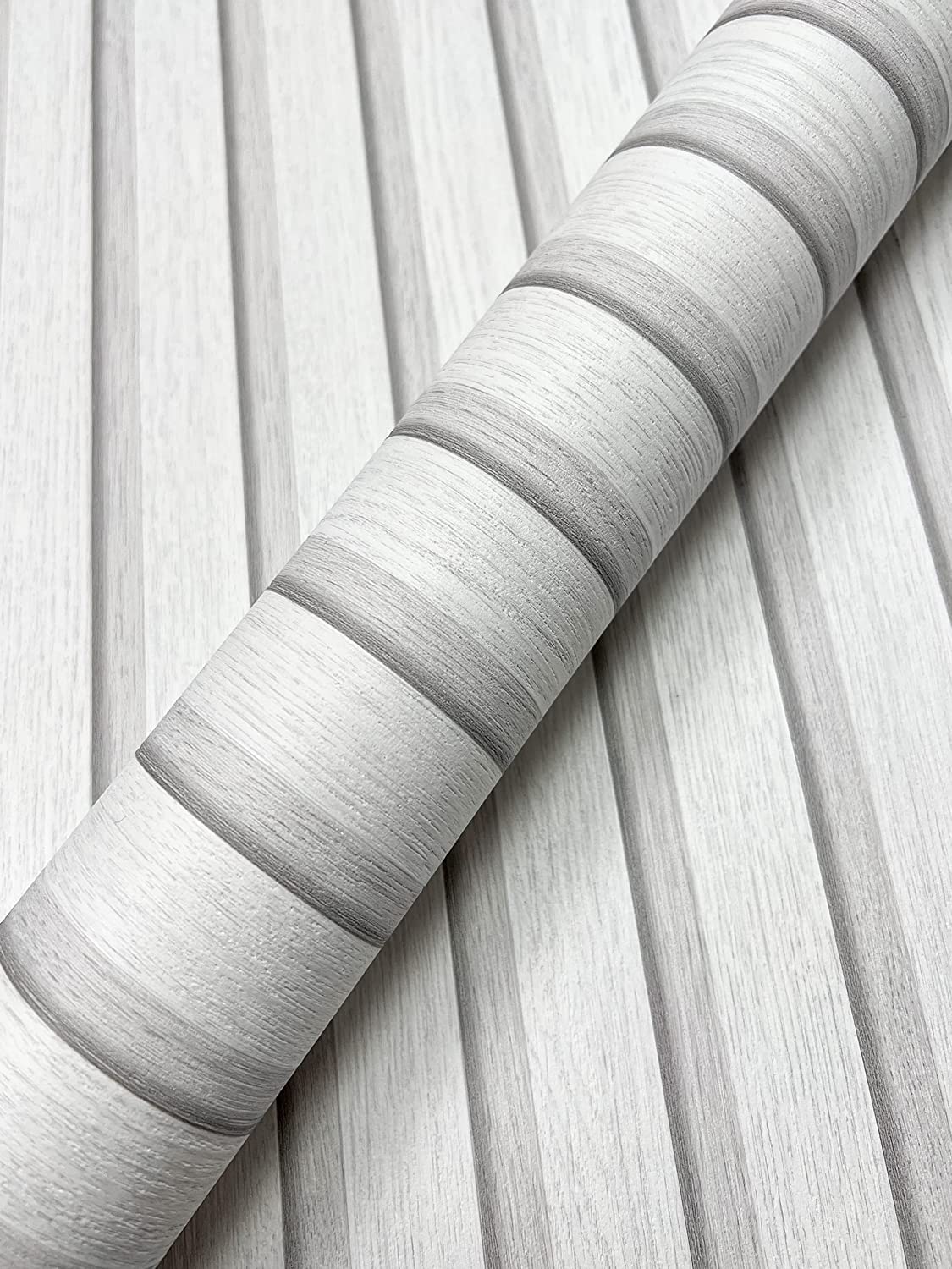 کاغذ دیواری NEWROOM بدون بافت - چسب دیوار - آسان برای جدا کردن - پانل‌های چوبی سفید خاکستری کم‌رنگ - 21 اینچ در 32.97 فوت (57.5 فوت مربع) - ساخت آلمان
