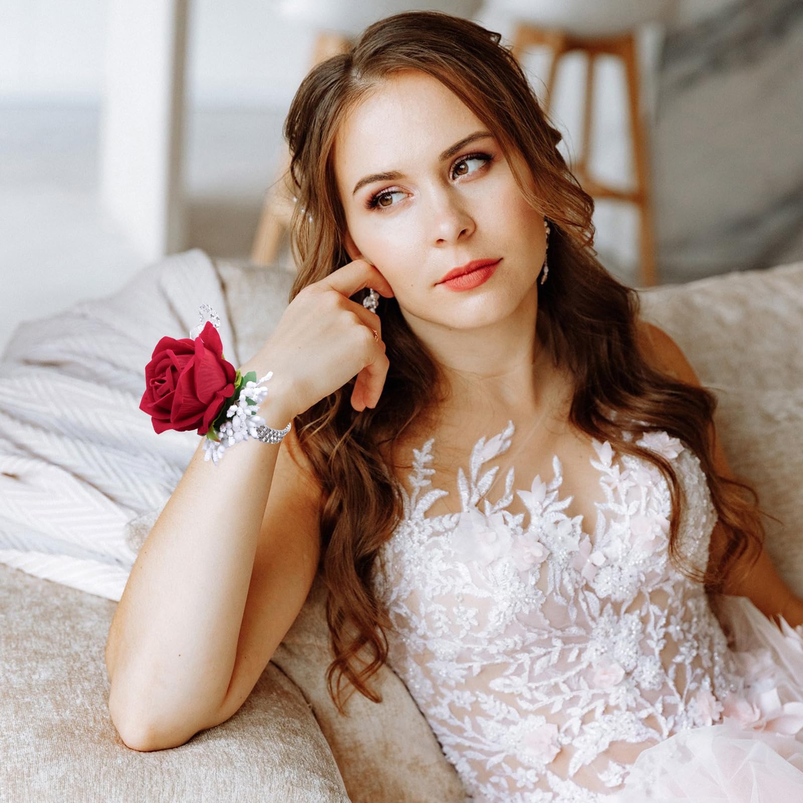 Vkkperp 2 stk. røde kunstige rosen corsage håndledsrem og herre boutonnierre sæt, til prom jakkesæt dekorationer bryllup fest blomster tilbehør