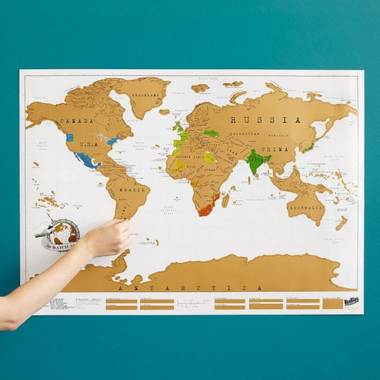 Beige farvet scratch-off verdenskort med hvid baggrund Rejselandplakat