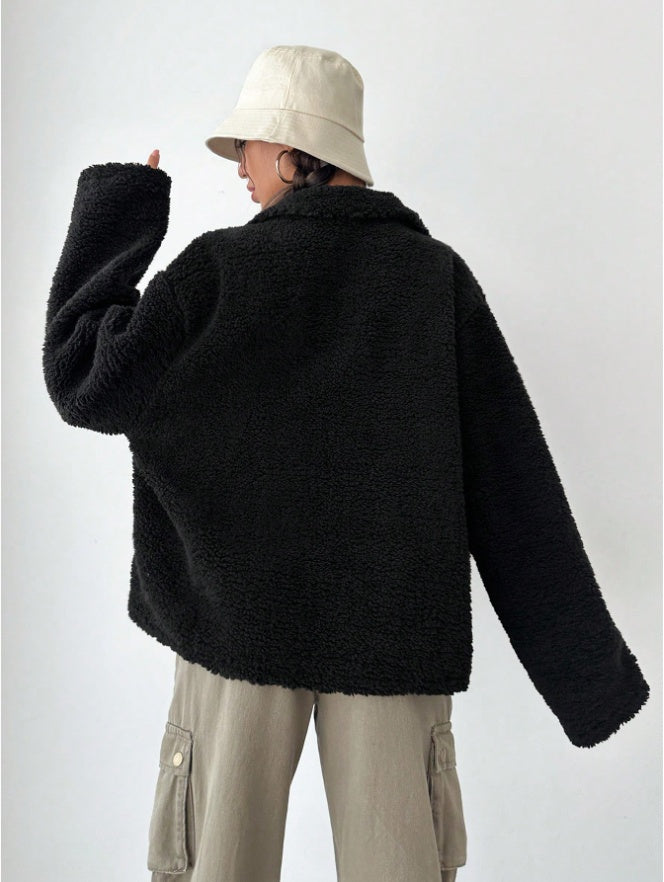 Damejakke med almindelig pasform i teddyfleece og sænket skulder