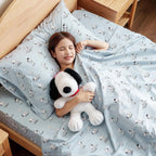Zestaw pościeli Berkshire Blanket Peanuts® dla dzieci, rozmiar pełny - 4 części, Peanuts® mini pozy i łapy szare, urocze postacie Snoopy nadrukowane na miękkich mikrofibrowych prześcieradłach