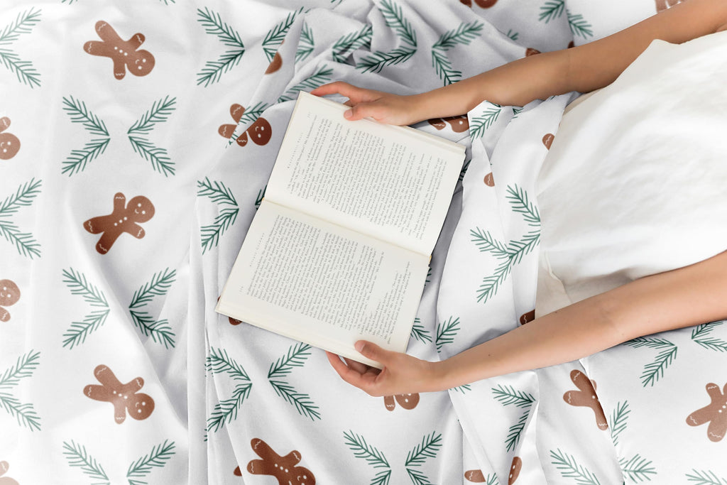 Komplet pościeli King Christmas Tree - Świąteczny wzór Xmas na lnie - Głębokie kieszenie - Dopasowany krój - 4 części - Bez zagnieceń - Wygodna i chłodząca świąteczna pościel zimowa - Łatwa w pielęgnacji - Przyjazna dzieciom