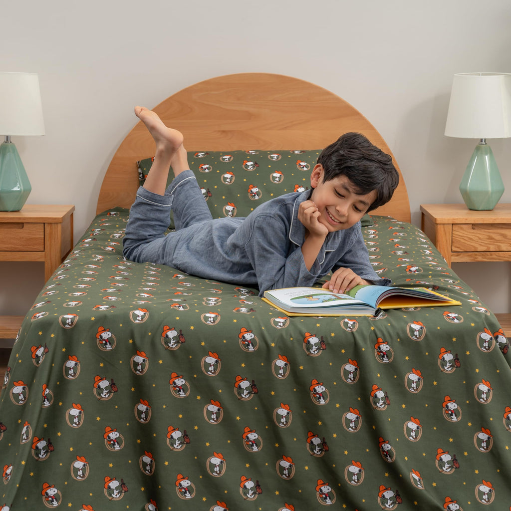 Zestaw pościeli Berkshire Blanket Peanuts® dla dzieci, rozmiar pełny - 4 części, Peanuts® mini pozy i łapy szare, urocze postacie Snoopy nadrukowane na miękkich mikrofibrowych prześcieradłach