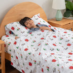 Zestaw pościeli Berkshire Blanket Peanuts® dla dzieci, rozmiar pełny - 4 części, Peanuts® mini pozy i łapy szare, urocze postacie Snoopy nadrukowane na miękkich mikrofibrowych prześcieradłach