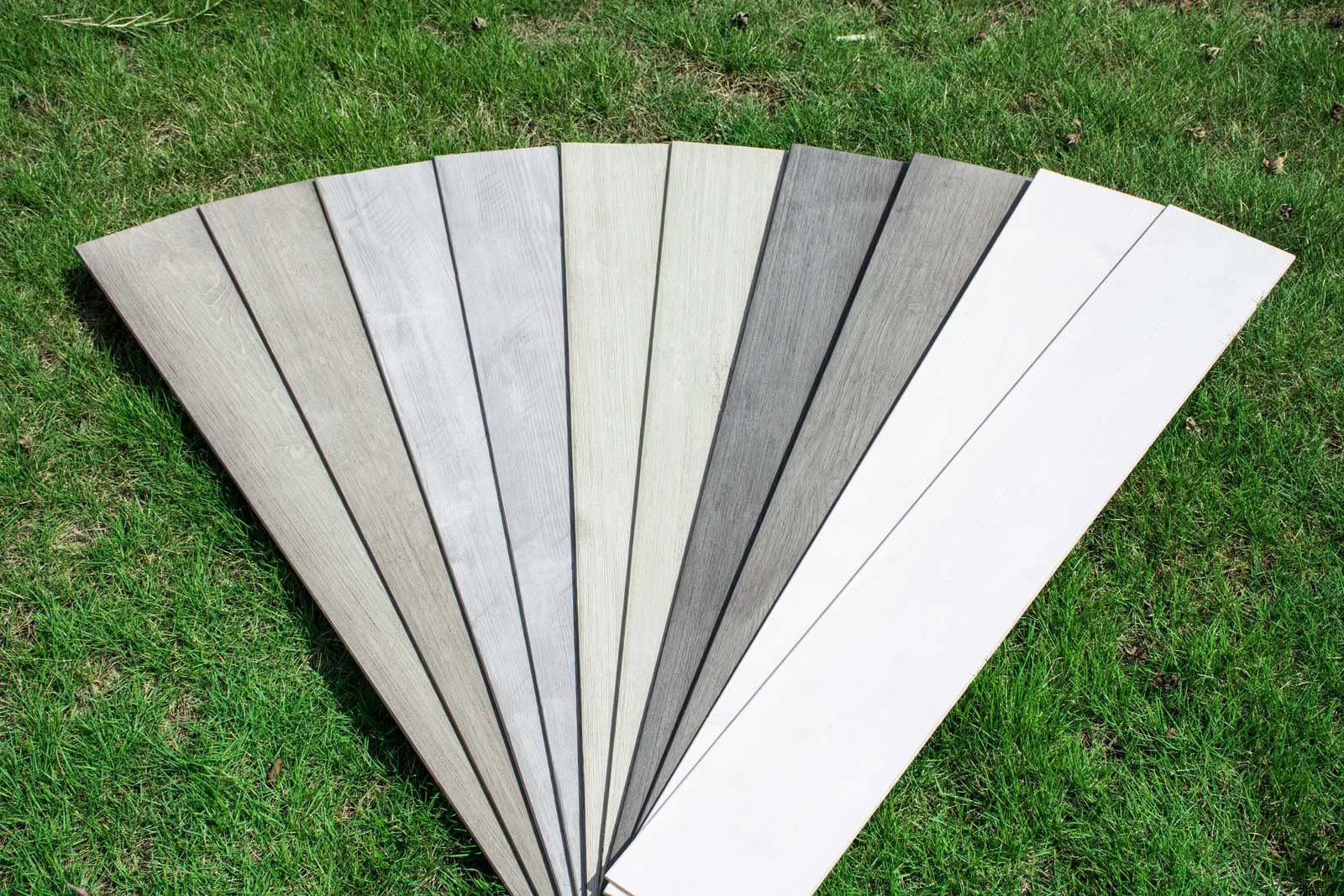 Luxdecor 本物の木製ウォールプランク 壁用 - ホワイトシップラップボード 5インチ ピールアンドスティックシップラップボード 10枚セット 壁用シップラッププランクボード 12.5平方フィート