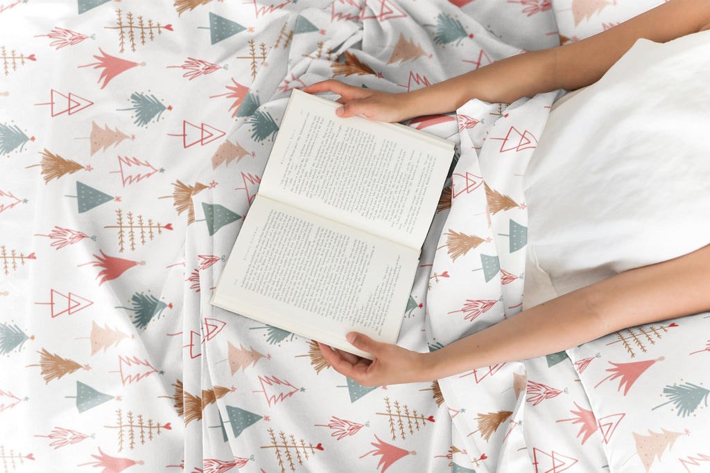 Komplet pościeli King Christmas Tree - Świąteczny wzór Xmas na lnie - Głębokie kieszenie - Dopasowany krój - 4 części - Bez zagnieceń - Wygodna i chłodząca świąteczna pościel zimowa - Łatwa w pielęgnacji - Przyjazna dzieciom