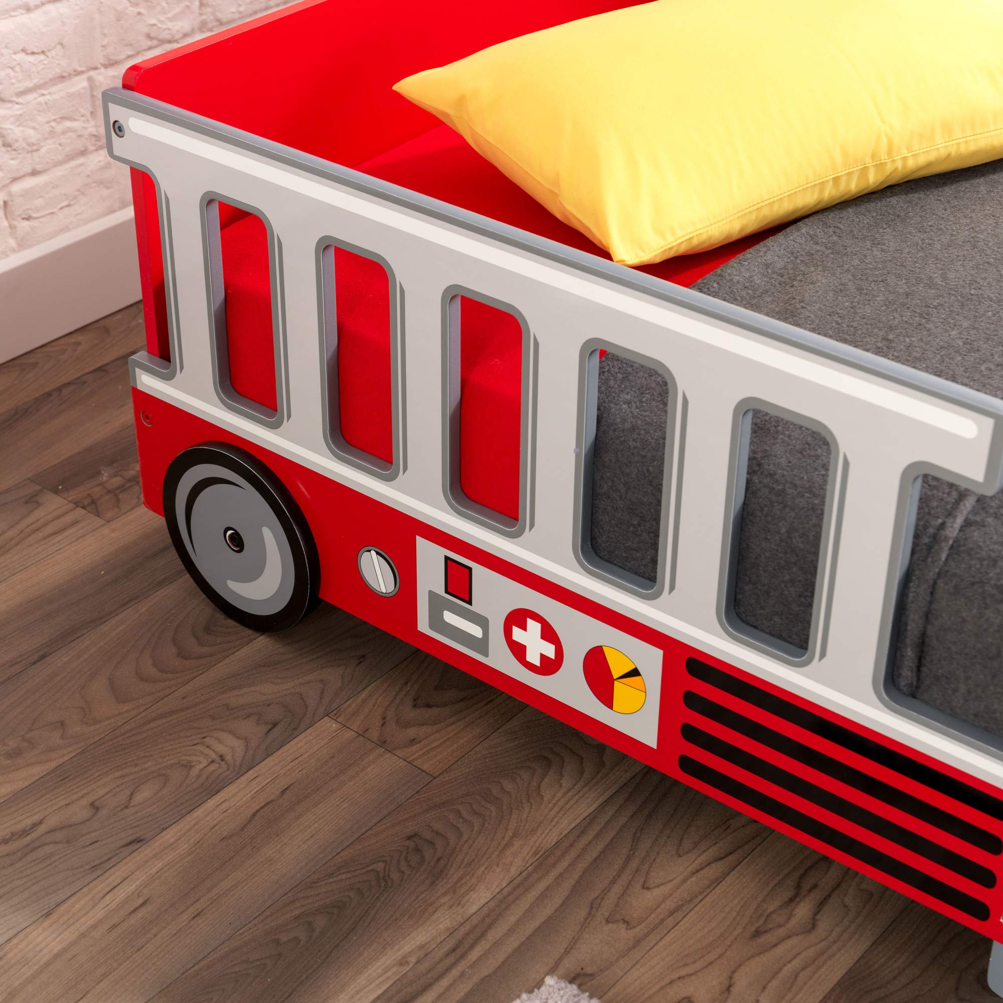 Lit pour tout-petit en bois KidKraft Camion de pompiers avec barrières de protection, mobilier pour enfants - Rouge, cadeau pour enfants de 15 mois et plus