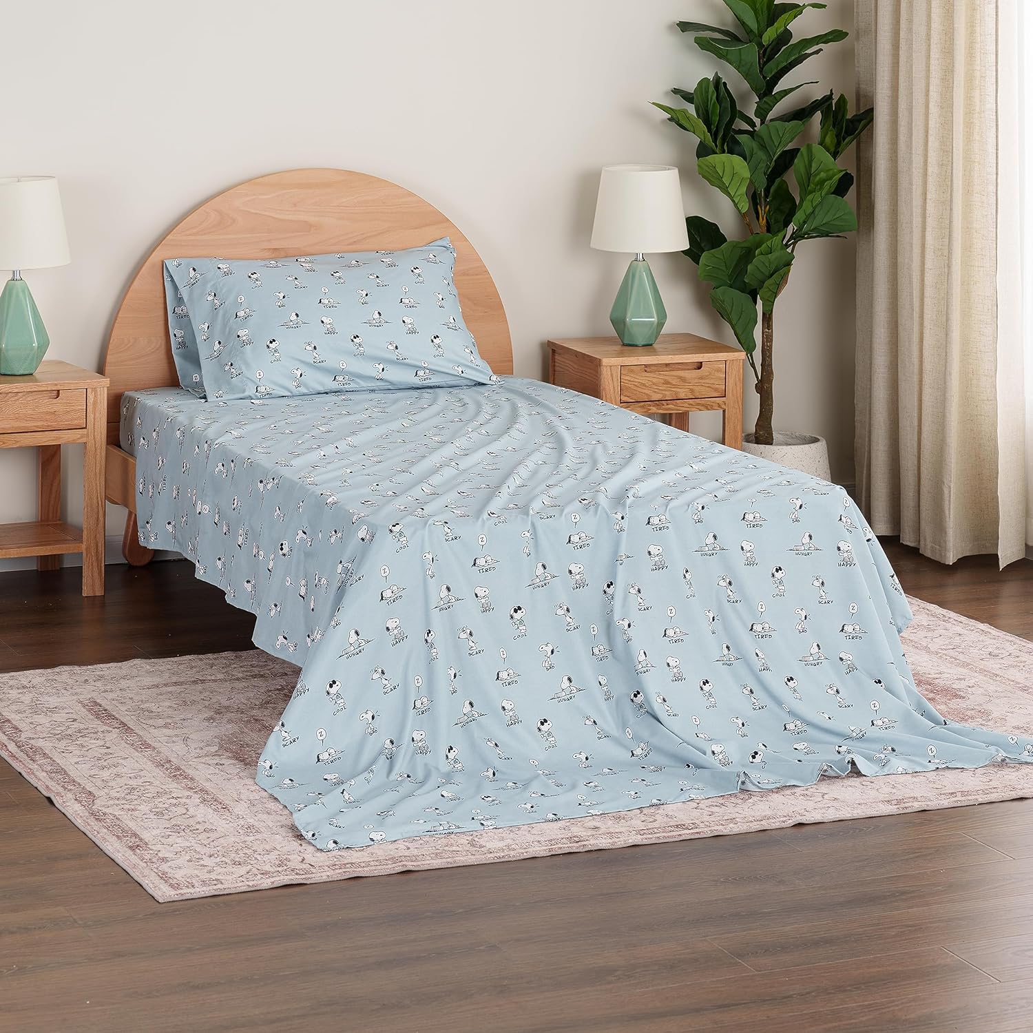 Zestaw pościeli Berkshire Blanket Peanuts® dla dzieci, rozmiar pełny - 4 części, Peanuts® mini pozy i łapy szare, urocze postacie Snoopy nadrukowane na miękkich mikrofibrowych prześcieradłach