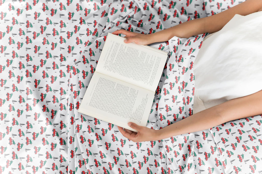 Komplet pościeli King Christmas Tree - Świąteczny wzór Xmas na lnie - Głębokie kieszenie - Dopasowany krój - 4 części - Bez zagnieceń - Wygodna i chłodząca świąteczna pościel zimowa - Łatwa w pielęgnacji - Przyjazna dzieciom