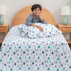 Zestaw pościeli Berkshire Blanket Peanuts® dla dzieci, rozmiar pełny - 4 części, Peanuts® mini pozy i łapy szare, urocze postacie Snoopy nadrukowane na miękkich mikrofibrowych prześcieradłach