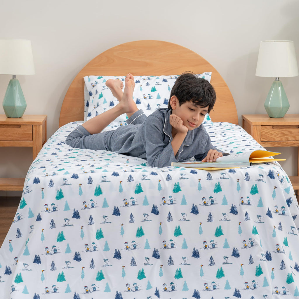 Zestaw pościeli Berkshire Blanket Peanuts® dla dzieci, rozmiar pełny - 4 części, Peanuts® mini pozy i łapy szare, urocze postacie Snoopy nadrukowane na miękkich mikrofibrowych prześcieradłach