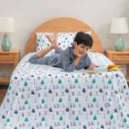 Zestaw pościeli Berkshire Blanket Peanuts® dla dzieci, rozmiar pełny - 4 części, Peanuts® mini pozy i łapy szare, urocze postacie Snoopy nadrukowane na miękkich mikrofibrowych prześcieradłach