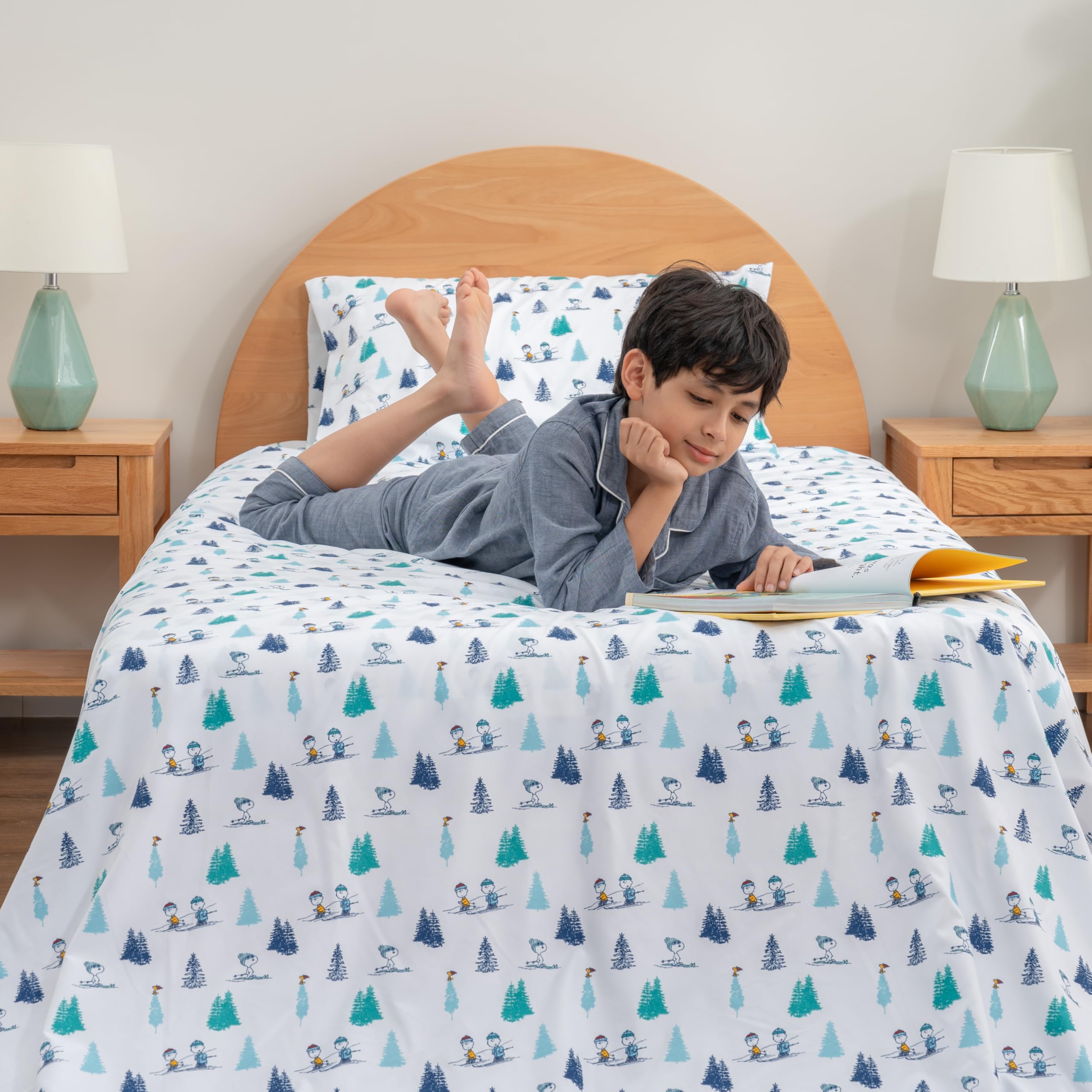 Zestaw pościeli Berkshire Blanket Peanuts® dla dzieci, rozmiar pełny - 4 części, Peanuts® mini pozy i łapy szare, urocze postacie Snoopy nadrukowane na miękkich mikrofibrowych prześcieradłach