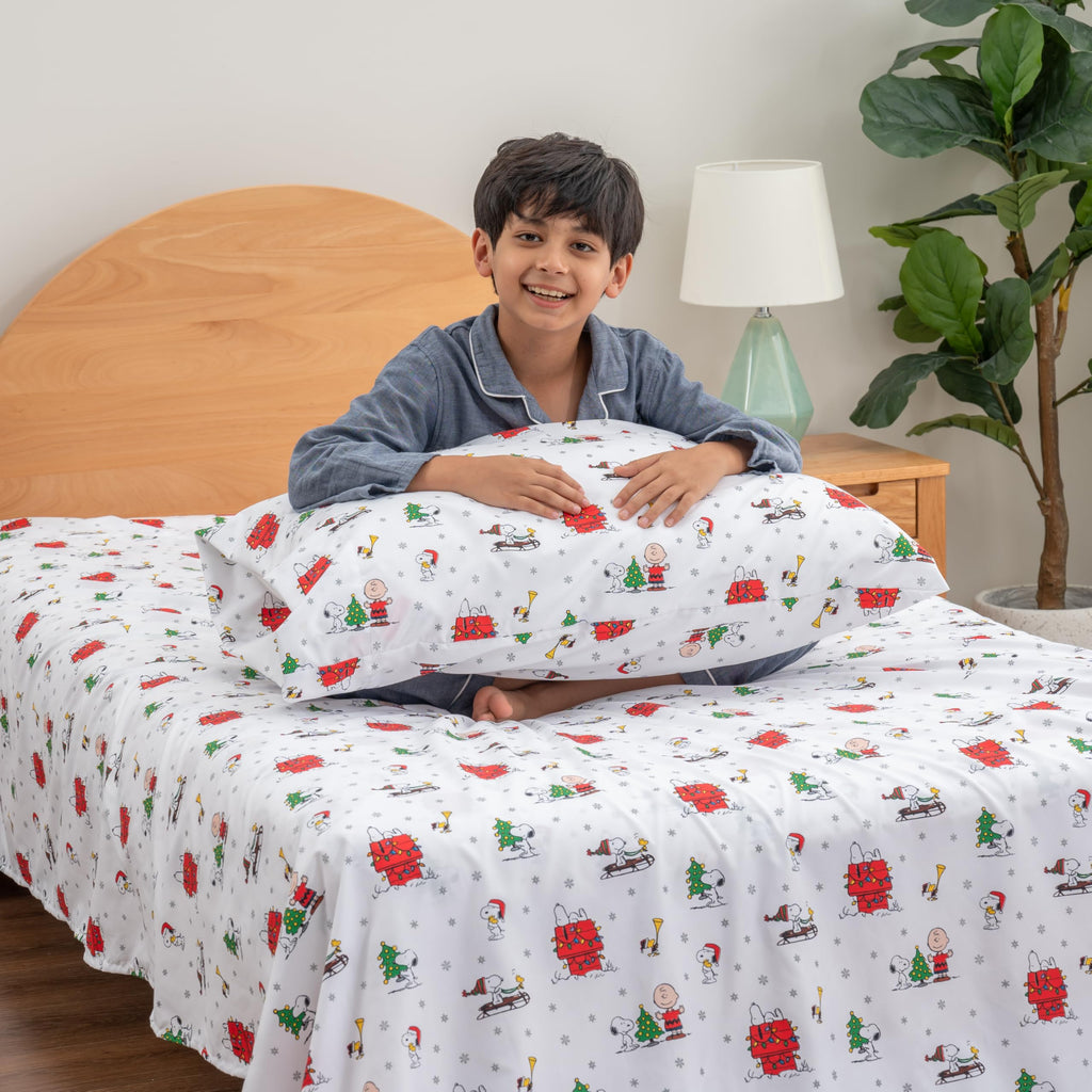 Zestaw pościeli Berkshire Blanket Peanuts® dla dzieci, rozmiar pełny - 4 części, Peanuts® mini pozy i łapy szare, urocze postacie Snoopy nadrukowane na miękkich mikrofibrowych prześcieradłach