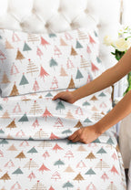 Komplet pościeli King Christmas Tree - Świąteczny wzór Xmas na lnie - Głębokie kieszenie - Dopasowany krój - 4 części - Bez zagnieceń - Wygodna i chłodząca świąteczna pościel zimowa - Łatwa w pielęgnacji - Przyjazna dzieciom