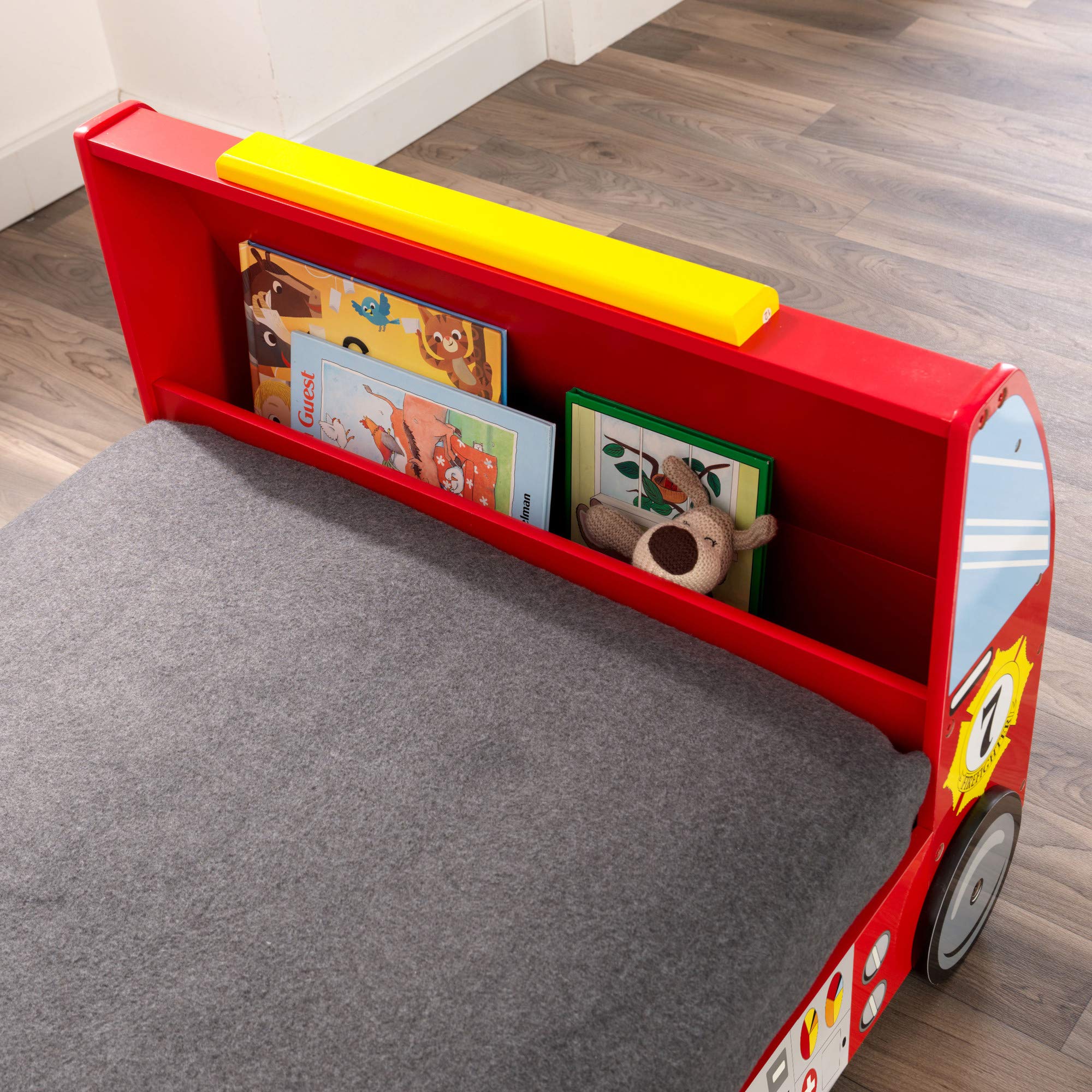 Lit pour tout-petit en bois KidKraft Camion de pompiers avec barrières de protection, mobilier pour enfants - Rouge, cadeau pour enfants de 15 mois et plus