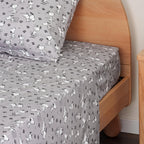 Zestaw pościeli Berkshire Blanket Peanuts® dla dzieci, rozmiar pełny - 4 części, Peanuts® mini pozy i łapy szare, urocze postacie Snoopy nadrukowane na miękkich mikrofibrowych prześcieradłach