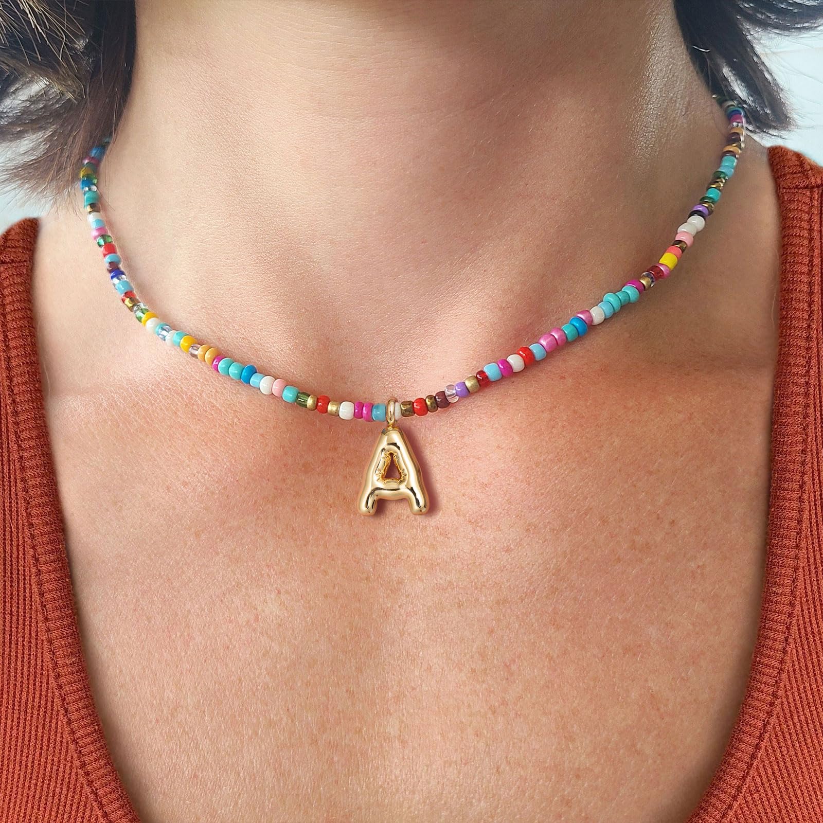 Colliers initiaux colorés VRIUA pour femmes – Collier lettre bulle A Collier fait main perlé Colliers délicats d'été pour la plage Colliers bohèmes pour femmes Collier ras du cou mignon tendance bijoux