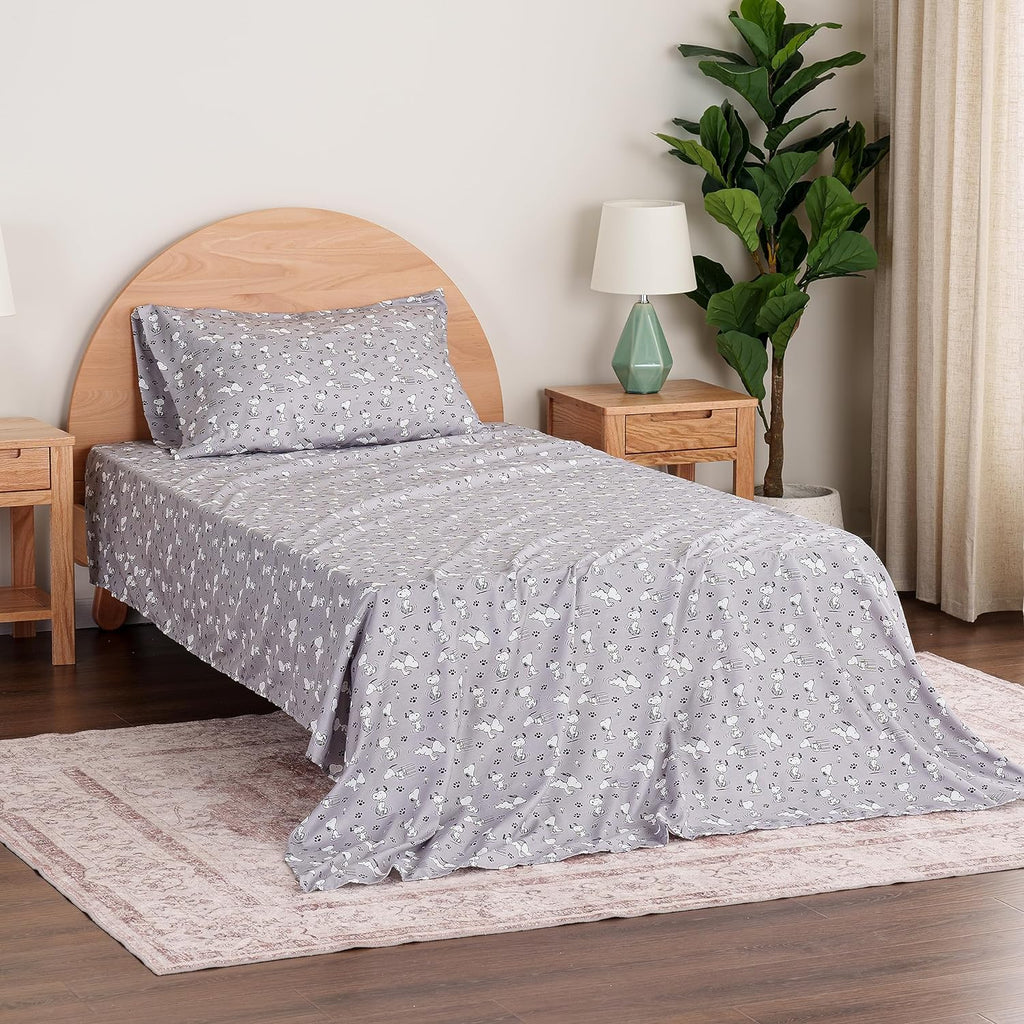 Zestaw pościeli Berkshire Blanket Peanuts® dla dzieci, rozmiar pełny - 4 części, Peanuts® mini pozy i łapy szare, urocze postacie Snoopy nadrukowane na miękkich mikrofibrowych prześcieradłach