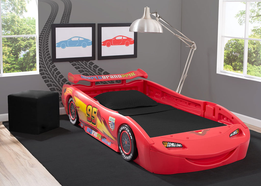 Delta Children Disney/Pixar Cars Lightning McQueen Toddler-To-Twin Bed with Toy Box by Delta Children