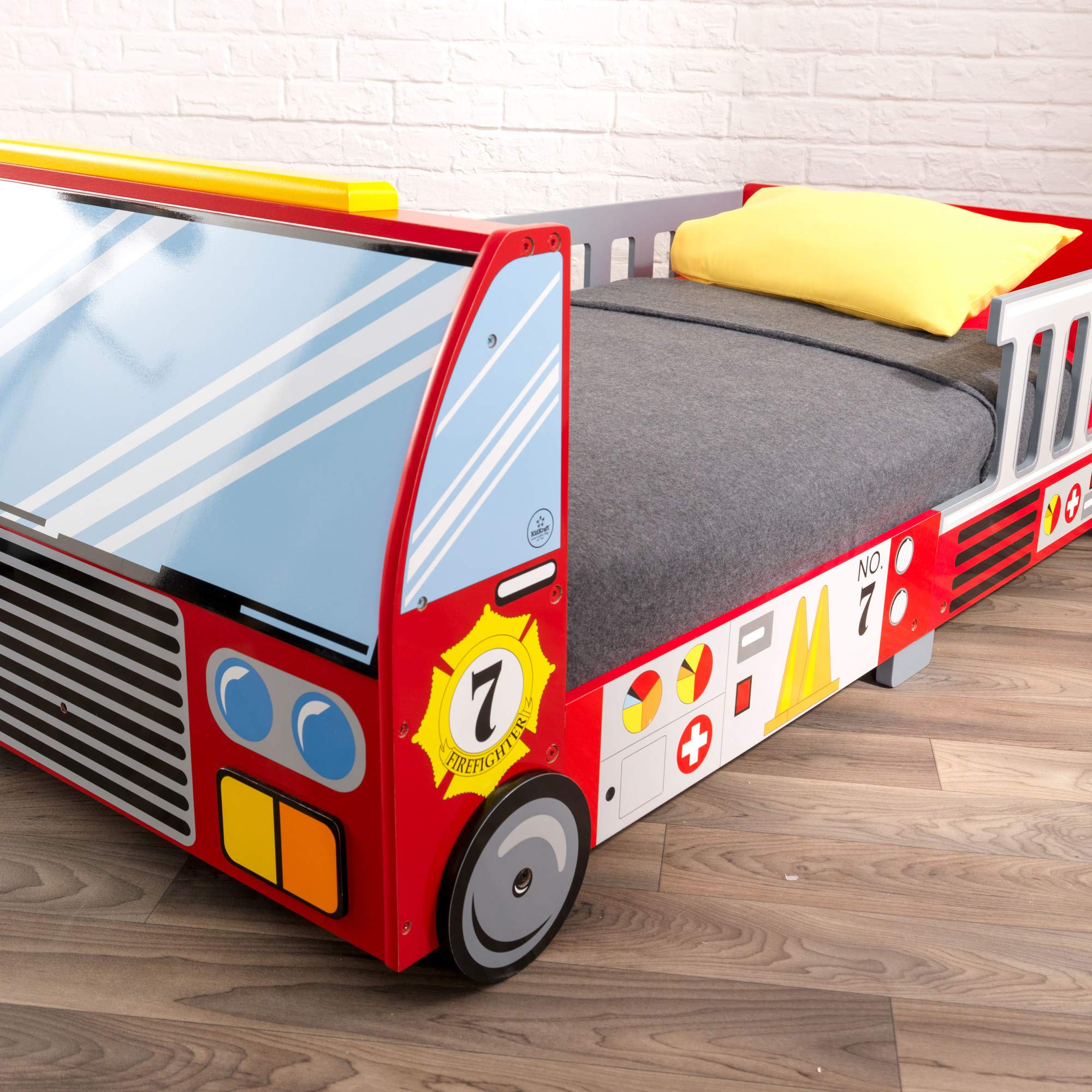 Lit pour tout-petit en bois KidKraft Camion de pompiers avec barrières de protection, mobilier pour enfants - Rouge, cadeau pour enfants de 15 mois et plus